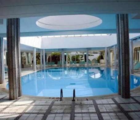 Una piscina techada, 2 piscinas al aire libre