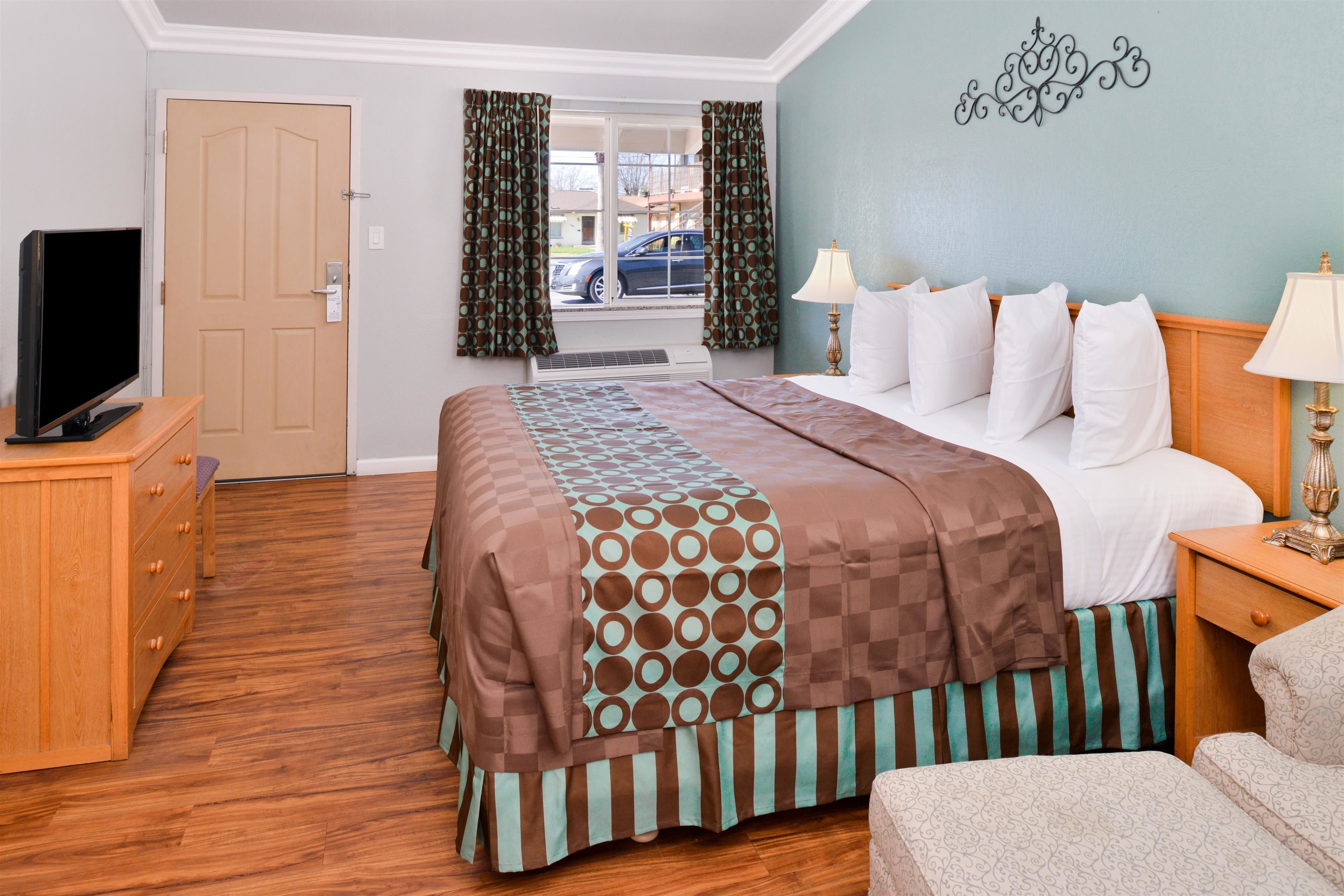 Escritorio, tabla de planchar con plancha, wifi gratis y ropa de cama 