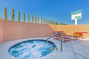 室外游泳池，日光浴躺椅