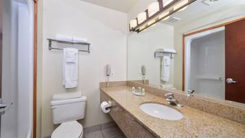 Articles de toilette (gratuits), séchoir à cheveux, serviettes fournies