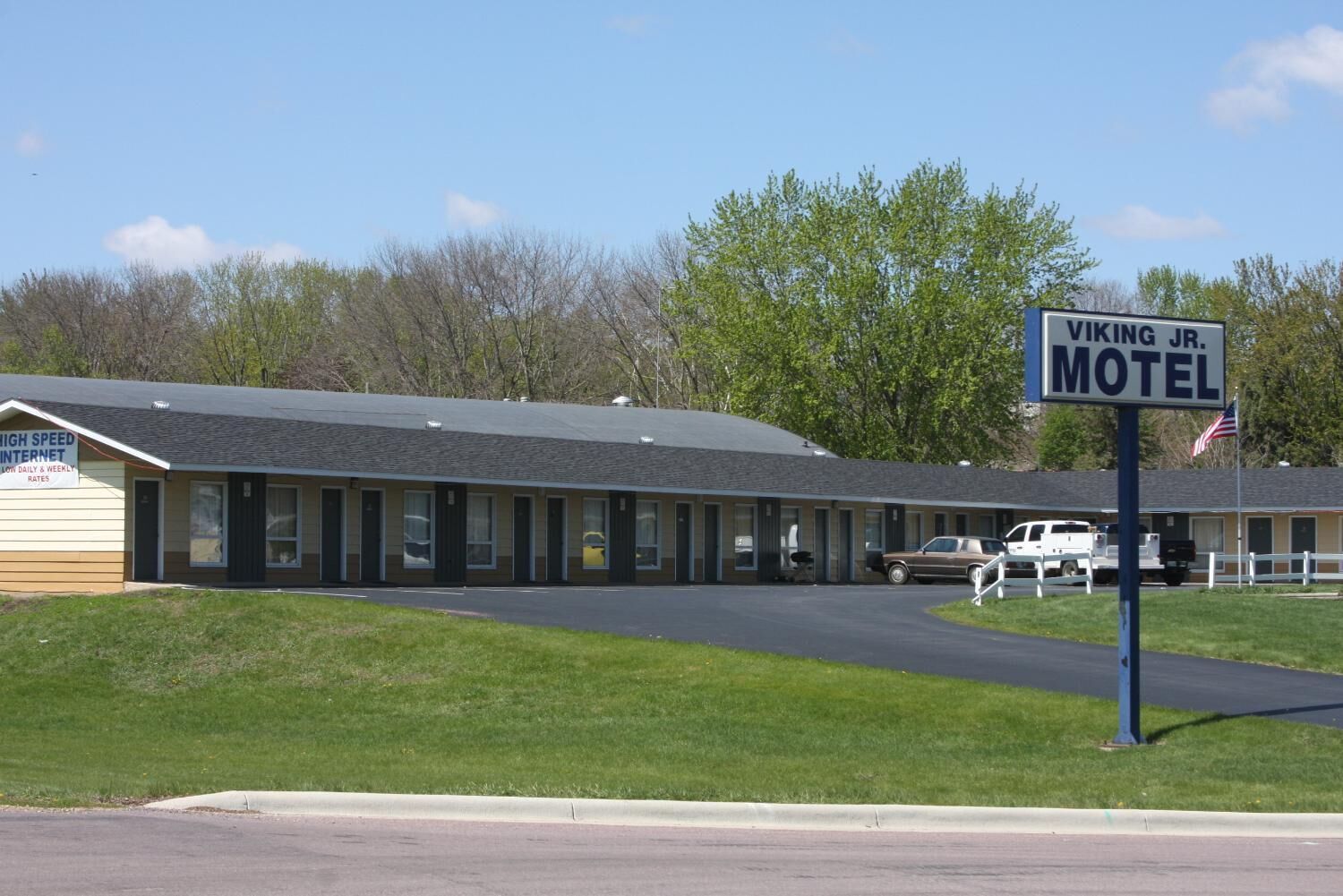 Um motel com uma placa que diz 'Viking Jr. Motel'.