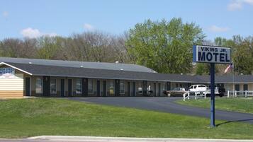 Um motel com uma placa que diz 'Viking Jr. Motel'.