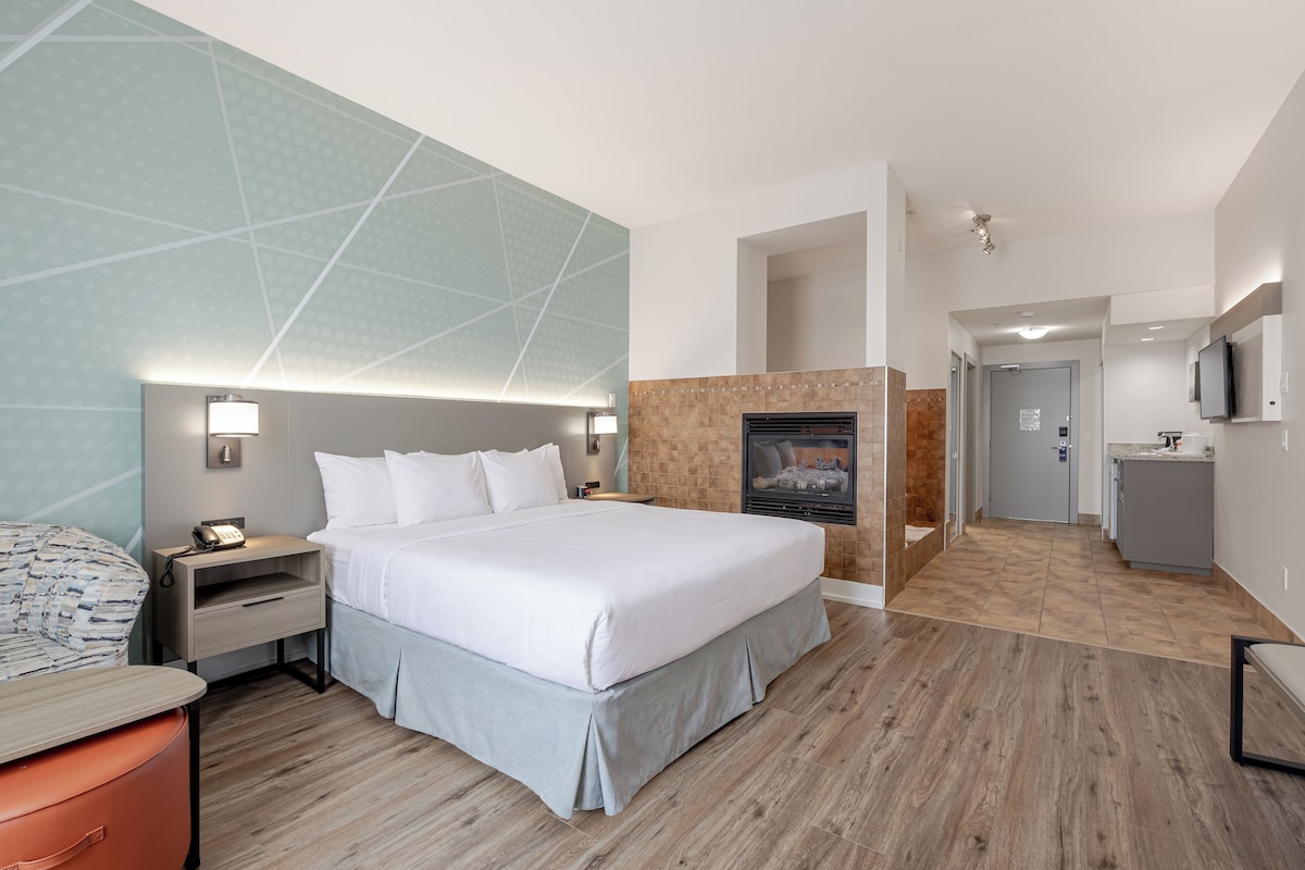 Deluxe Suite, 1 King Bed, Non Smoking | Premium bedding, pillowtop beds, desk, laptop workspace