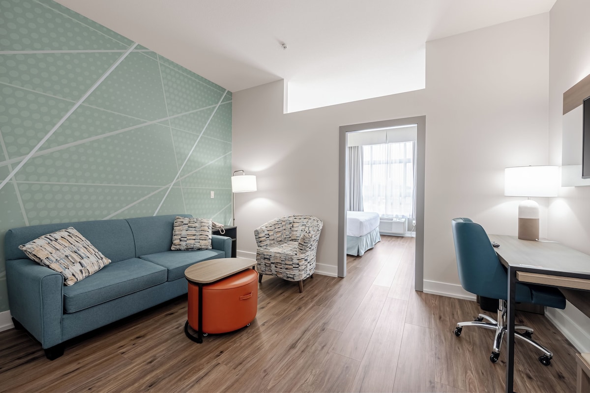 Suite, 1 King Bed with Sofa bed, Non Smoking | Premium bedding, pillowtop beds, desk, laptop workspace