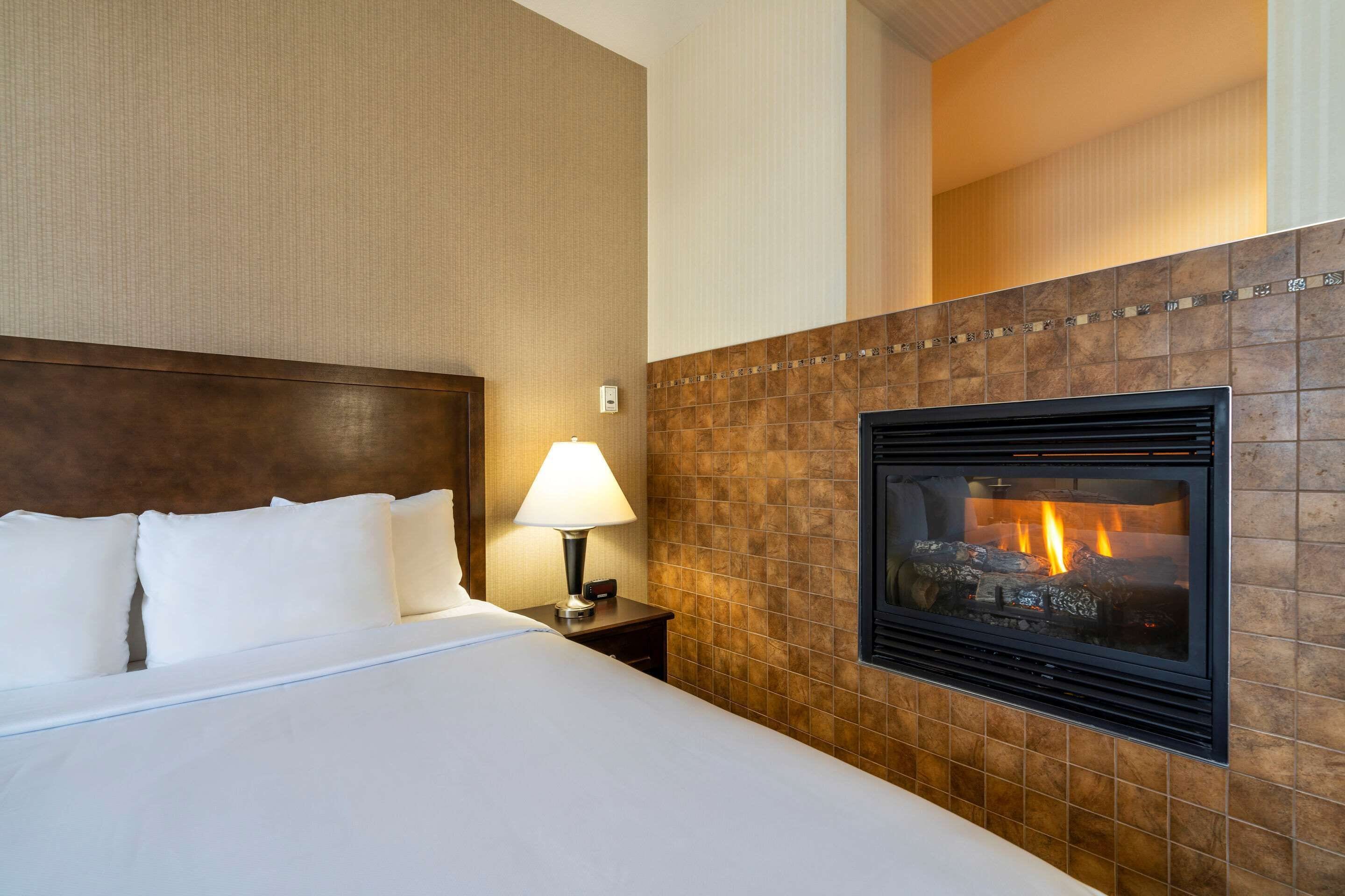 Deluxe Suite, 1 King Bed, Non Smoking | Premium bedding, pillowtop beds, desk, laptop workspace
