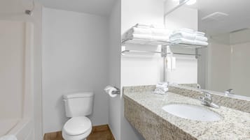 Un baño moderno con inodoro, lavamanos y perchero para toallas.
