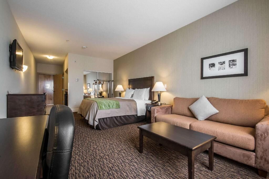 Premium bedding, pillowtop beds, desk, laptop workspace