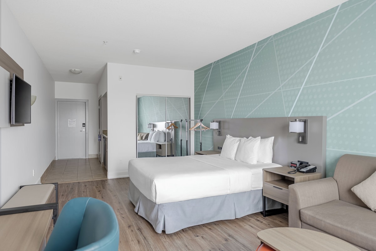 Suite, 1 Queen Bed with Sofa bed, Accessible, Non Smoking | Premium bedding, pillowtop beds, desk, laptop workspace