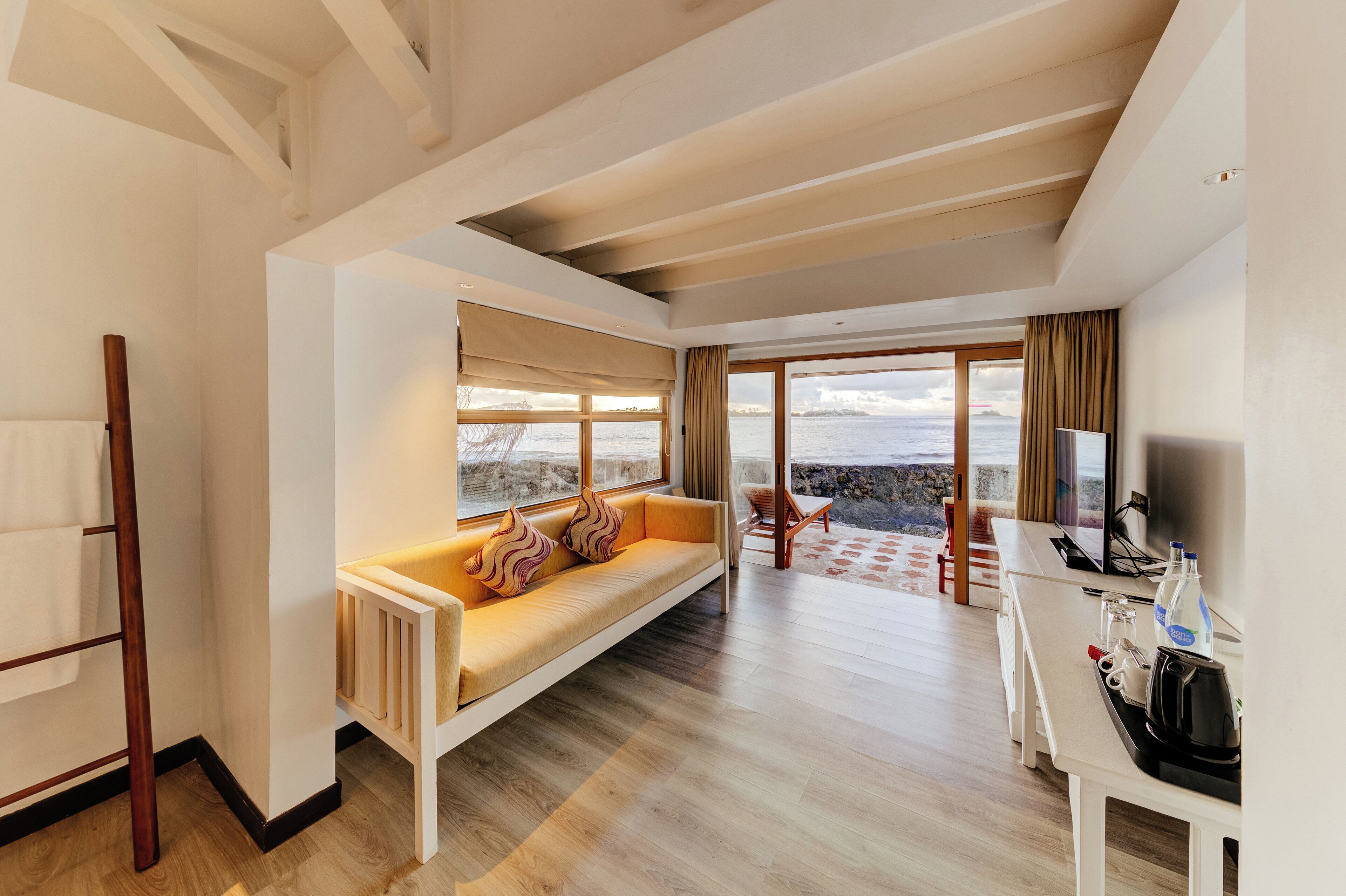 bungalow, garden area | living room | led tv