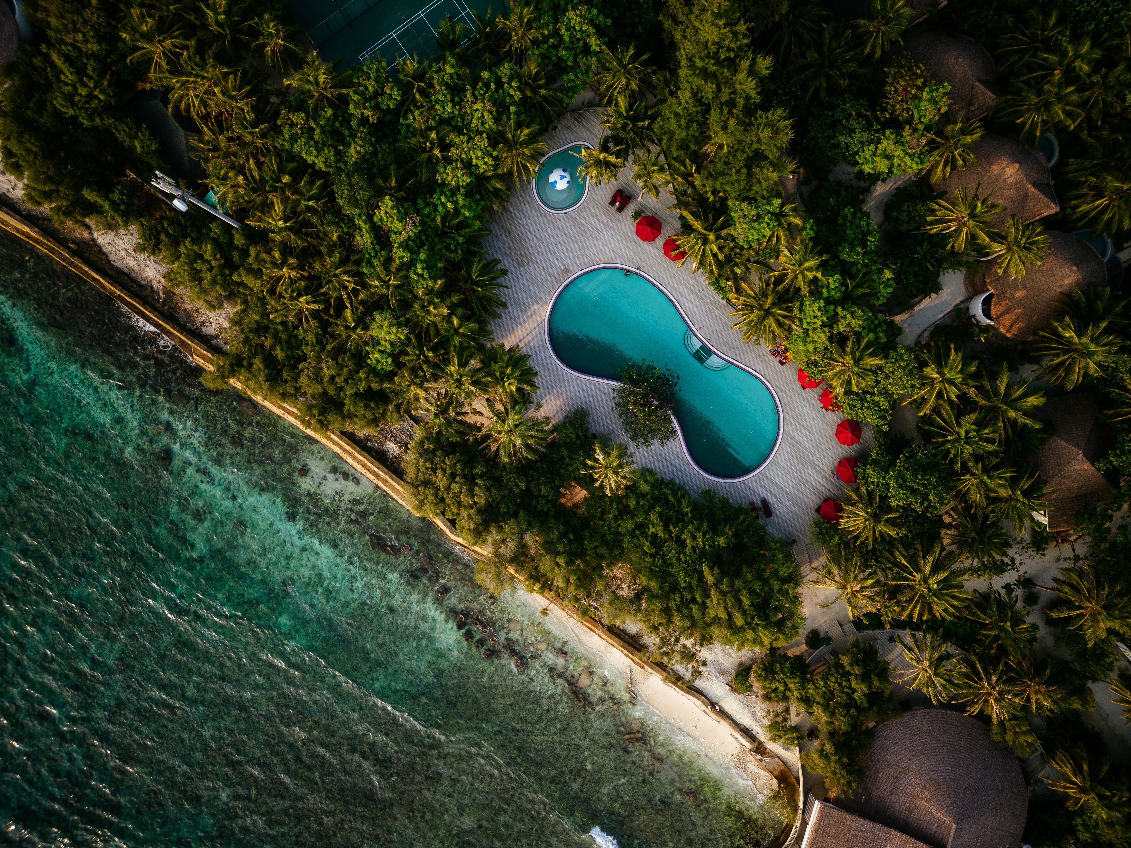 2 piscines extérieures, parasols de plage, chaises longues
