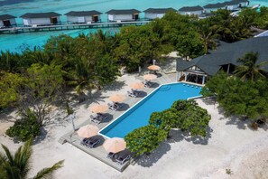 2 piscinas al aire libre, sombrillas, sillones reclinables de piscina