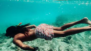 Une personne nageant sous l’eau dans une piscine.