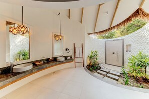 Perlengkapan mandi gratis, pengering rambut, sandal, dan handuk