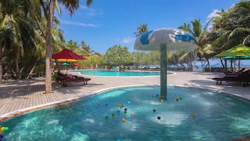 2 AuĂenpools, geöffnet von 07:00 Uhr bis 19:00 Uhr, Sonnenschirme