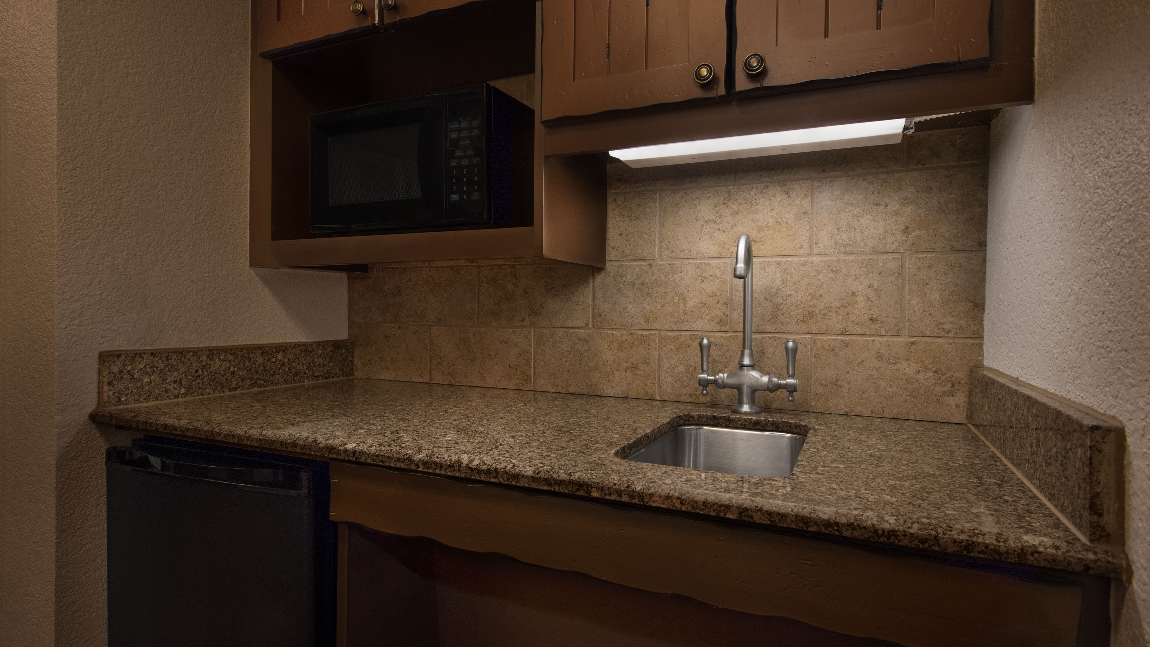 Micro-ondes, cafetière/bouilloire