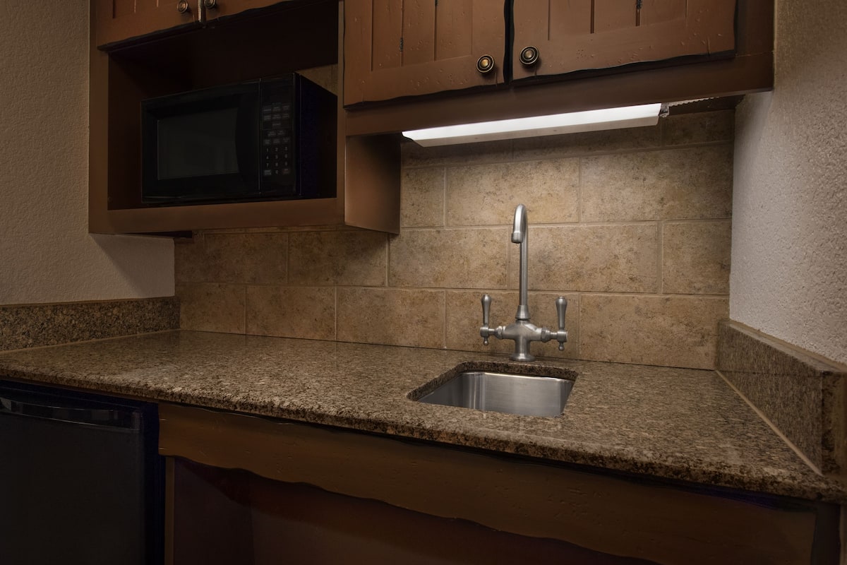 Microwave, coffee/tea maker, cookware/dishes/utensils