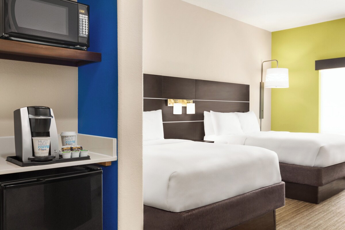 Kamar Standar, 2 Tempat Tidur Queen | Meja kerja, kedap suara, setrika/meja setrika, dan Wi-Fi gratis