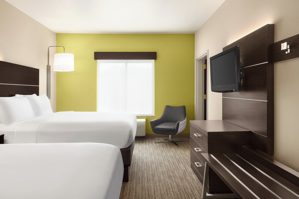 Suite, 2 Tempat Tidur Queen | Meja kerja, kedap suara, setrika/meja setrika, dan Wi-Fi gratis