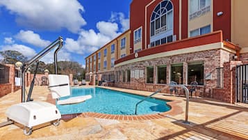 Outdoor pool, pool loungers