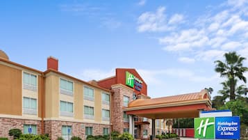 Welcome to the Holiday Inn Express & Suites, featuring a spacious entrance and accessible parking.