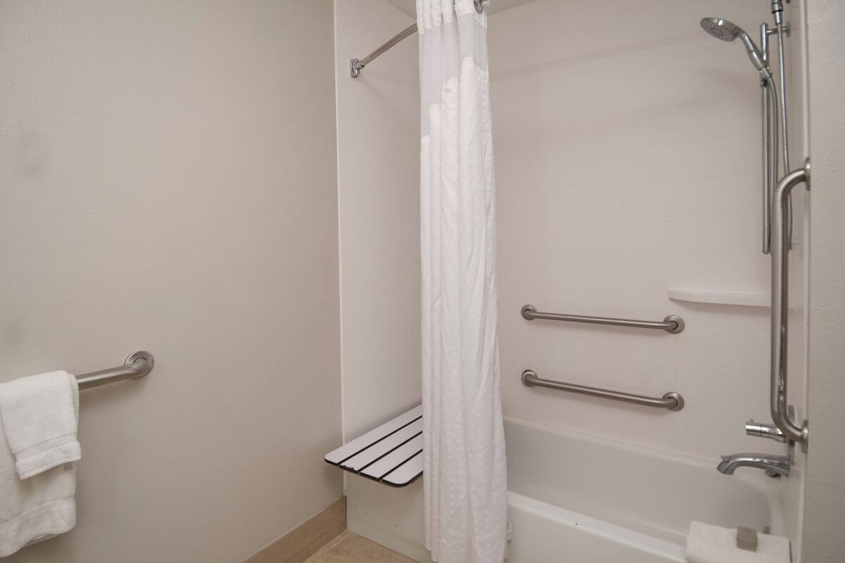 Standard Room, 2 Queen Beds, Accessible (Comm, Mobil, Access Tub)