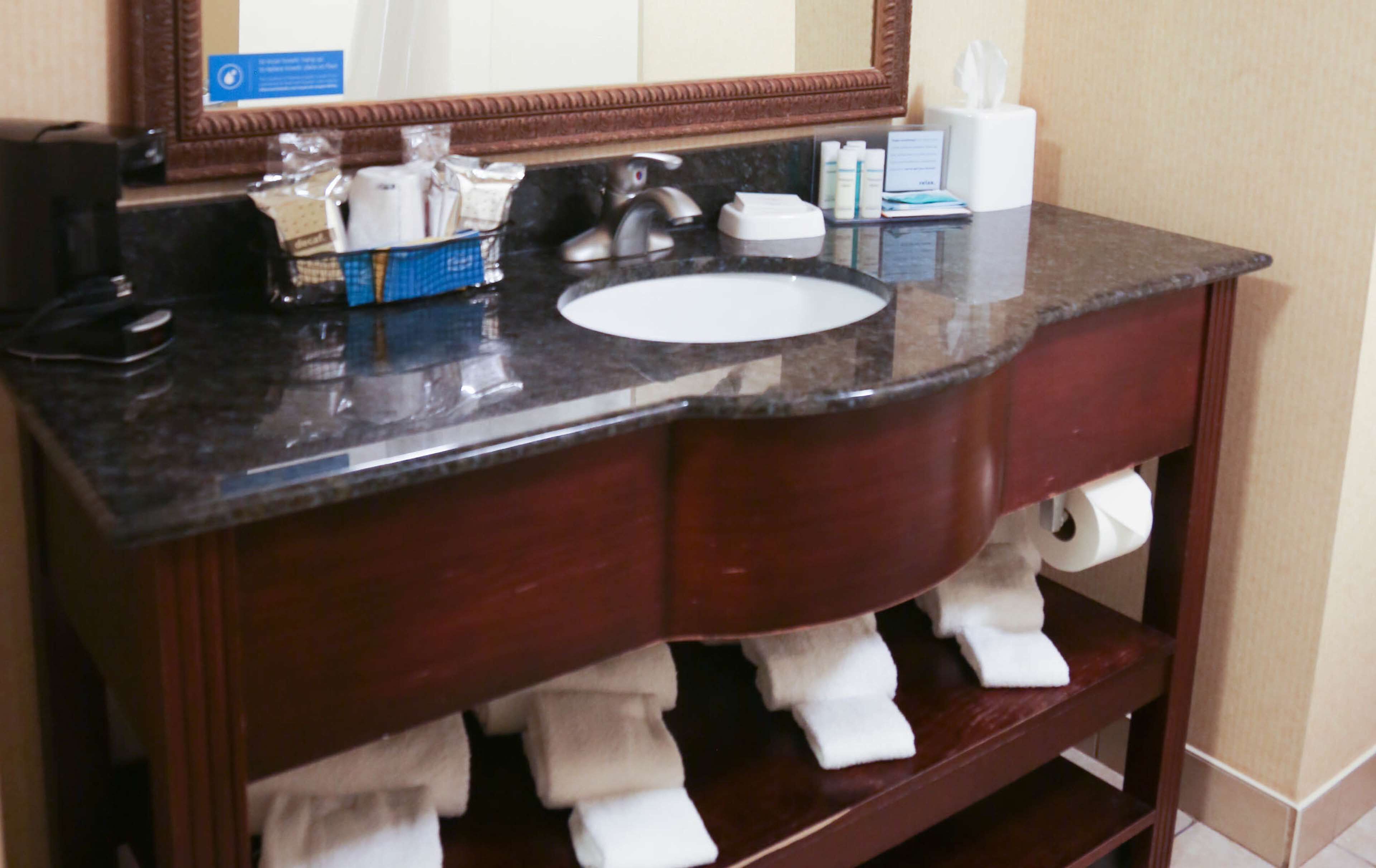 room, 1 king bed, non smoking | bathroom | free toiletries, hair dryer, towels