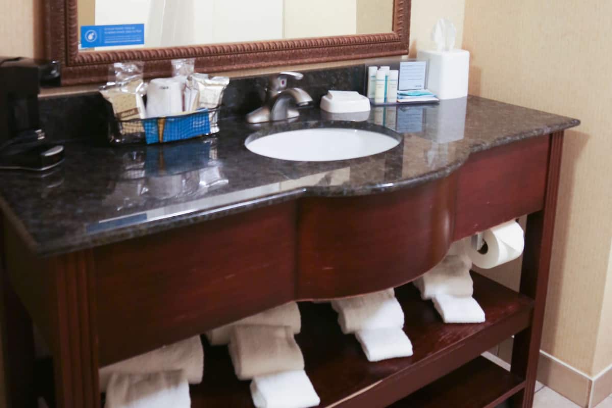 room, 1 king bed, non smoking | bathroom | free toiletries, hair dryer, towels