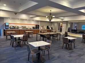 Free daily full breakfast - La Quinta Inn & Suites by Wyndham Longview North (Longview)