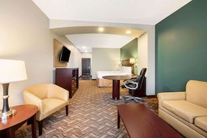 Premium bedding, desk, iron/ironing board, free cots/infant beds - La Quinta Inn & Suites by Wyndham Longview North (Longview)
