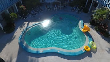Una piscina al aire libre, una piscina climatizada, sombrillas, tumbonas