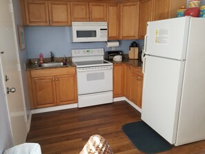 Refrigerador con congelador, microondas y parrilla de estufa