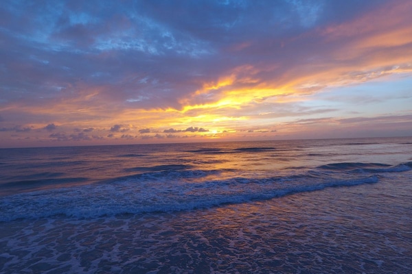 Una spiaggia nelle vicinanze, sabbia bianca