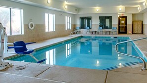 Une piscine intérieure avec des couloirs de nage clairement délimités, un poste de surveillance pour le sauveteur et un espace vestiaire.