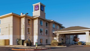 Un hôtel reconnaissable à son grand panneau « Sleep Inn », doté d’un parking couvert et d’une voie d’accès pour les véhicules d’urgence.