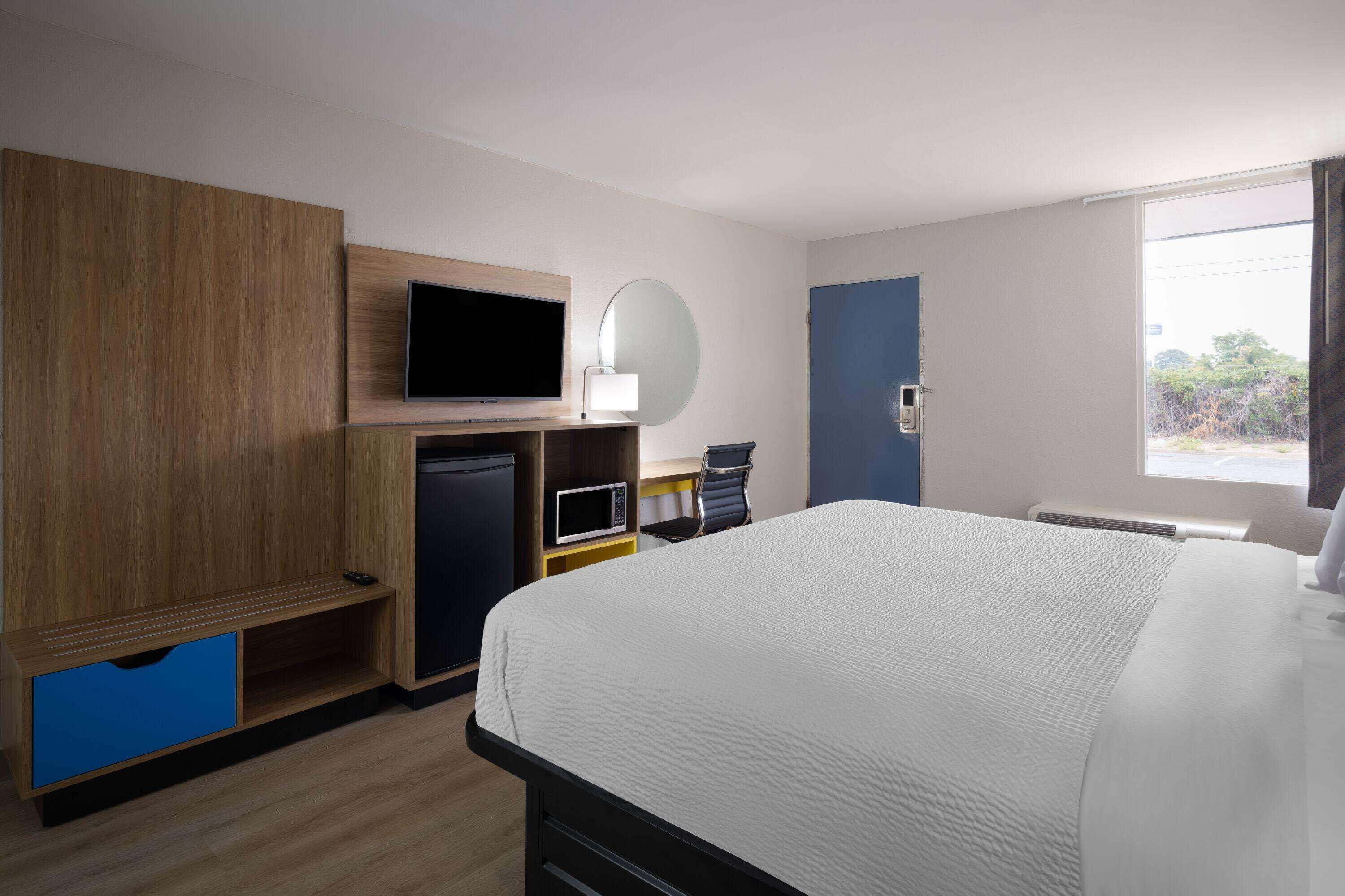 Room, 1 King Bed, Non Smoking | Desk, soundproofing, free WiFi, bed sheets