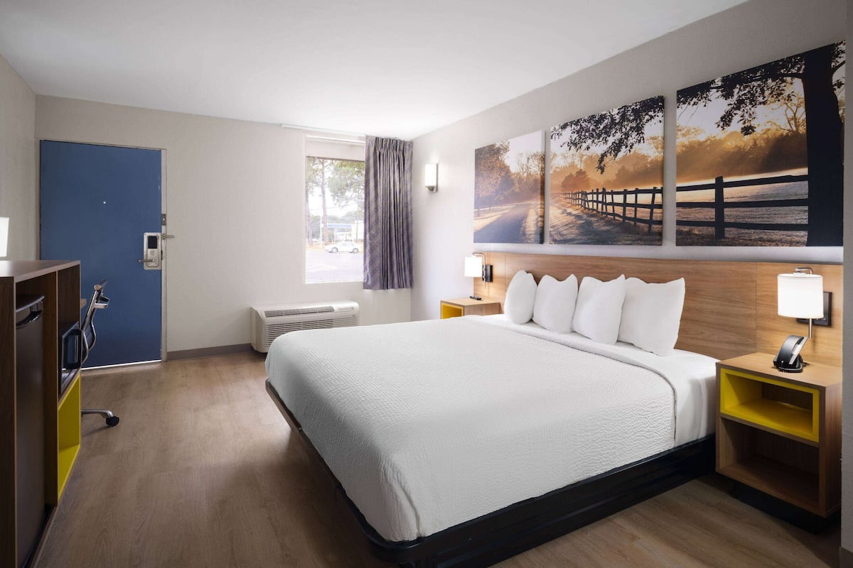 Chambre, 1 trÚs grand lit, accessible aux personnes à mobilité réduite (Mobility, Tub w/Grab Bars)
