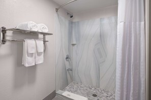 Een douche, een haardroger, handdoeken