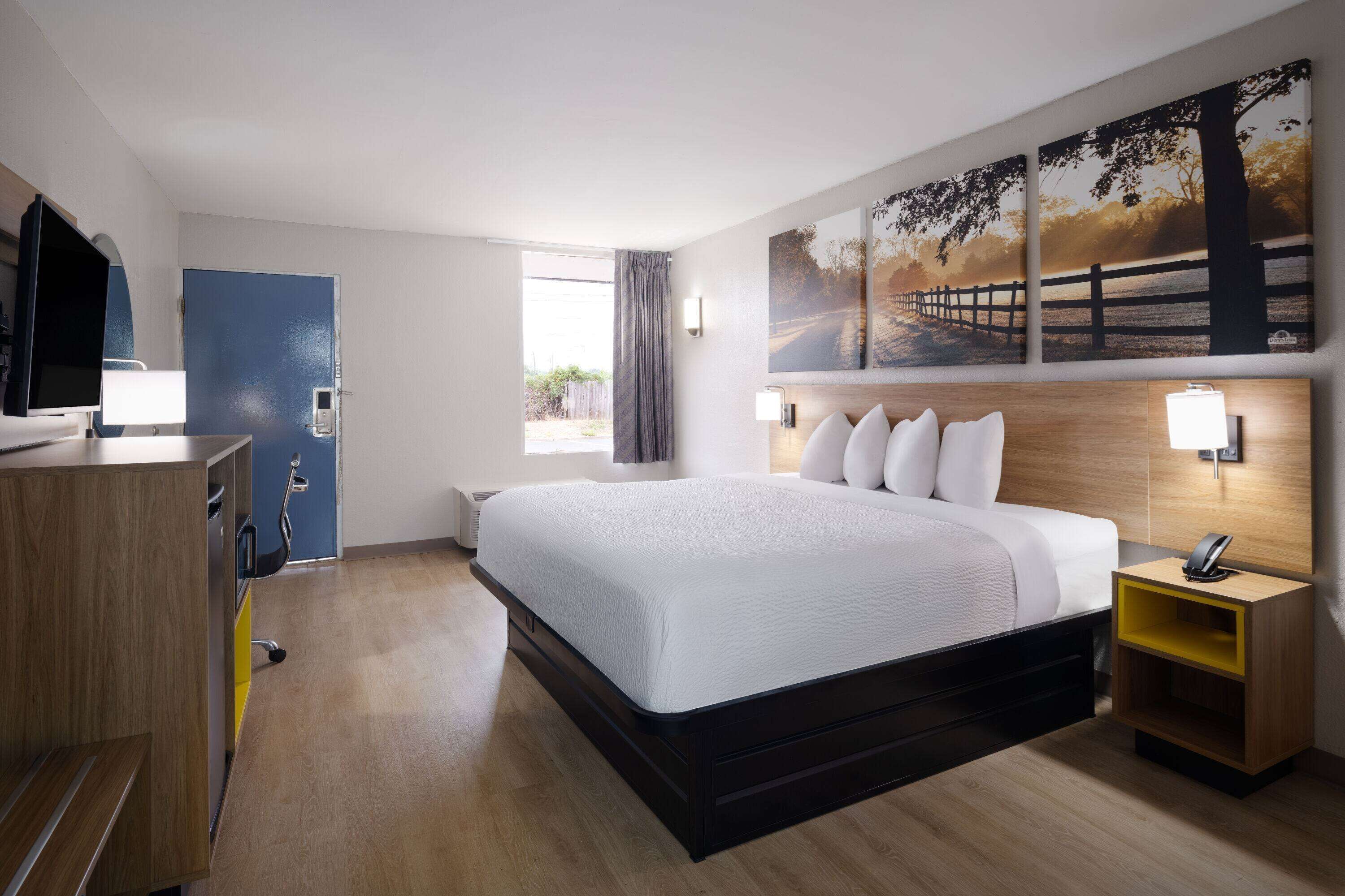 Desk, soundproofing, free WiFi, bed sheets
