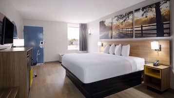 Desk, soundproofing, free WiFi, bed sheets