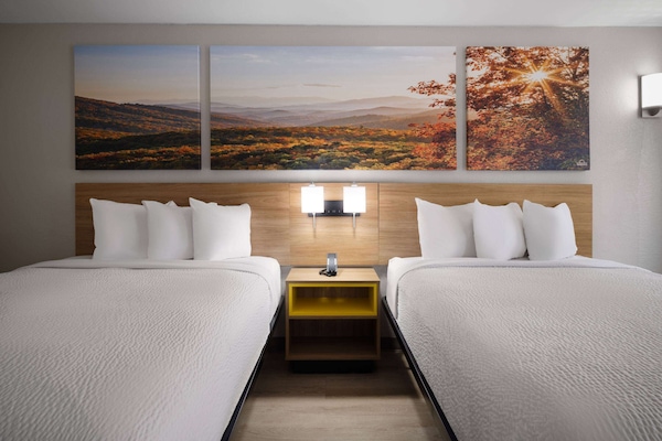 Room, 2 Queen Beds, Non Smoking | Desk, soundproofing, WiFi (free), bed sheets