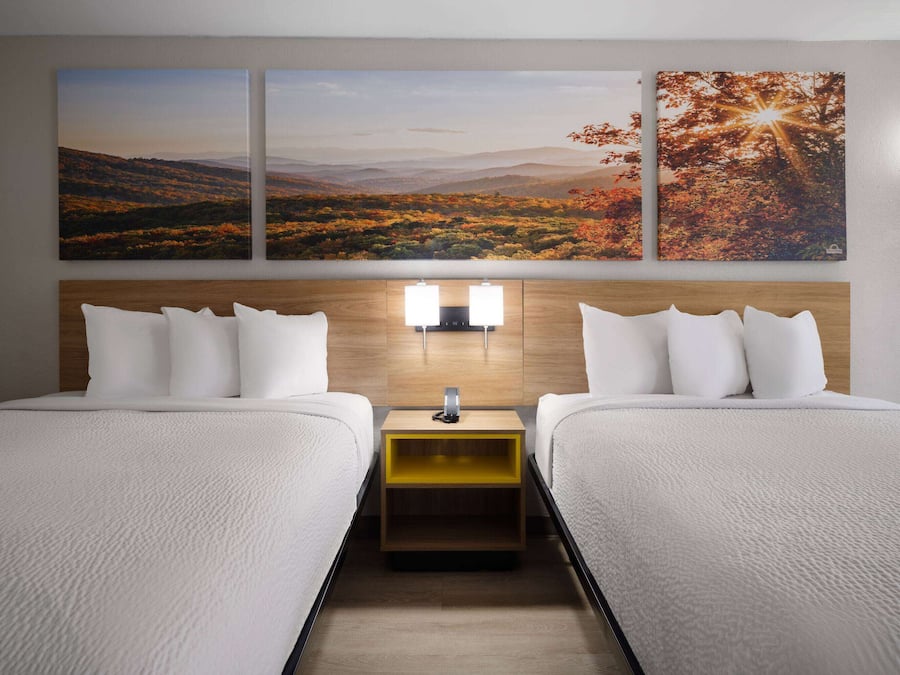 Zimmer, 2 Queen-Betten, Nichtraucher | Schreibtisch, schallisolierte Zimmer, kostenloses WLAN, Bettwäsche