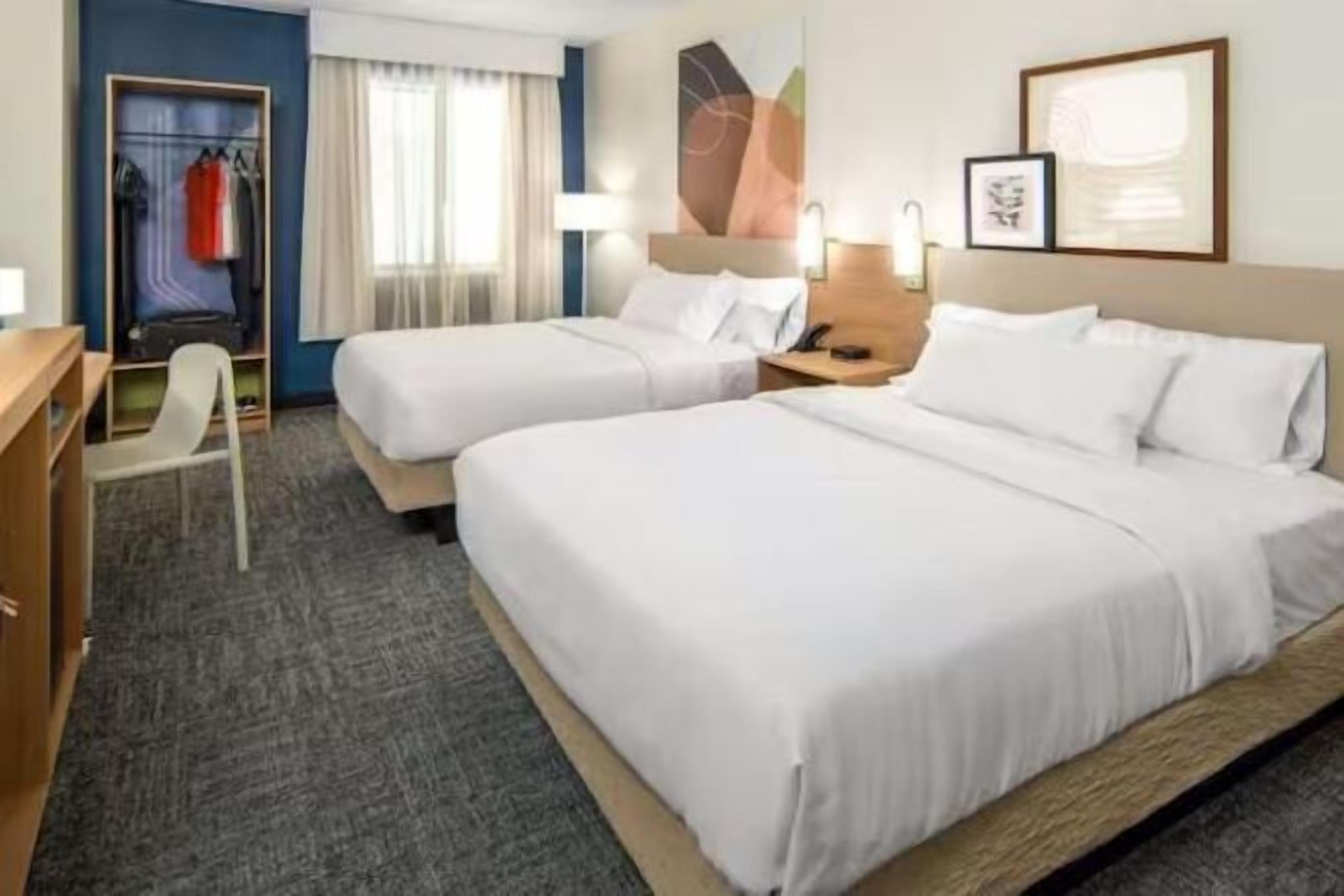 Escritorio, espacio para trabajar con laptop y cortinas blackout 