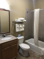 Bañera con ducha, artículos de tocador gratuitos, secador de pelo