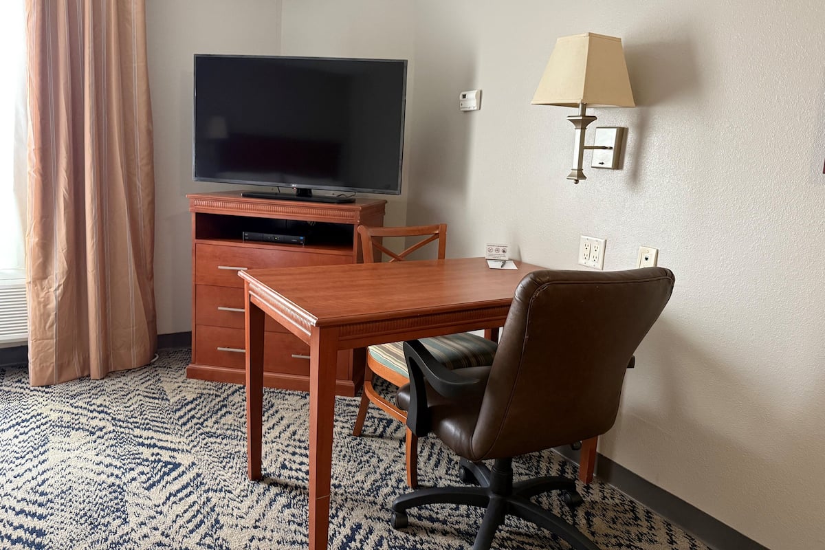1 Schlafzimmer, hochwertige Bettwaren, Daunenbettdecken, Schreibtisch