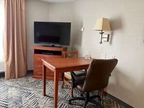 Premium bedding, down duvets, desk, laptop workspace - Candlewood Suites La Porte by IHG (La Porte)