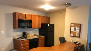 Coffee/tea maker, full-size fridge, microwave, stovetop