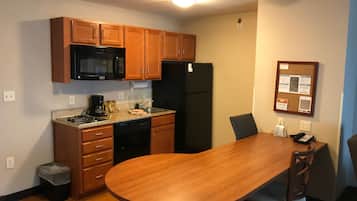 Full-size fridge, microwave, stovetop, dishwasher