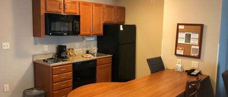 Full-size fridge, microwave, stovetop, dishwasher