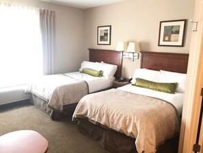 Premium bedding, pillowtop beds, in-room safe, desk - Candlewood Suites Kansas City Airport (Kansas City)