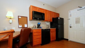 Coffee/tea maker, full-size fridge, microwave, stovetop